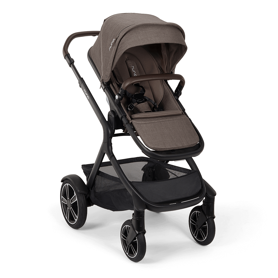 Nuna DEMI next Sportwagen Chestnut (inkl. Rider Board) – Entdecke den NUNA DEMI next Chestnut: ein stylischer, wandelbarer Kinderwagen, der mit deiner Familie mitwächst und Komfort für Eltern und Baby bietet. Nuna DEMI next Sportwagen Chestnut (inkl. Rider Board) – Entdecke den NUNA DEMI next Chestnut: ein stylischer, wandelbarer Kinderwagen, der mit deiner Familie mitwächst und Komfort für Eltern und Baby bietet.