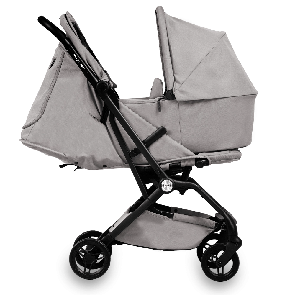 my junior PICO 3 mit Wanne Stone Grey – my junior PICO 2 Reisebuggy mit Wanne Stone Grey: in einem Element klappbar – auch mit Babywanne. Ab Geburt nutzbar, ergonomisch, UV50+ Schutz & atmungsaktive Matratze.