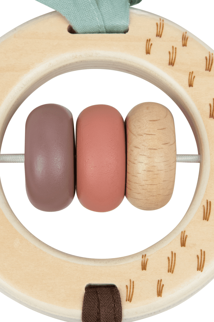 Tiny Love Holzerne Rübenrassel von Garden of Andeventures