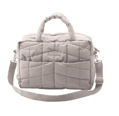Britax Römer Wickeltasche Teak – Jetzt bei babybrands.de entdecken: Gesteppte Wickeltasche Teak von Britax Römer & Done by Deer: wasserabweisend, mit Flaschenfach, Wickelauflage & Haken. Ideal für unterwegs mit Baby.