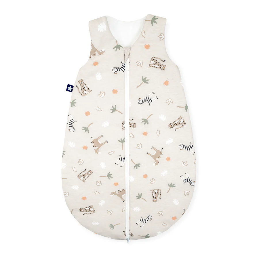 Julius Zöllner Jersey Schlafsack 68/74 – Savanne Beige – Weicher Ganzjahres Schlafsack von Julius Zöllner aus Baumwolljersey (2,5 TOG) mit Klimavliesfüllung. Hautfreundlich, atmungsaktiv, viel Bewegungsfreiheit & OEKO-TEX geprüft. Julius Zöllner Jersey Schlafsack 68/74 – Savanne Beige – Weicher Ganzjahres Schlafsack von Julius Zöllner aus Baumwolljersey (2,5 TOG) mit Klimavliesfüllung. Hautfreundlich, atmungsaktiv, viel Bewegungsfreiheit & OEKO-TEX geprüft.