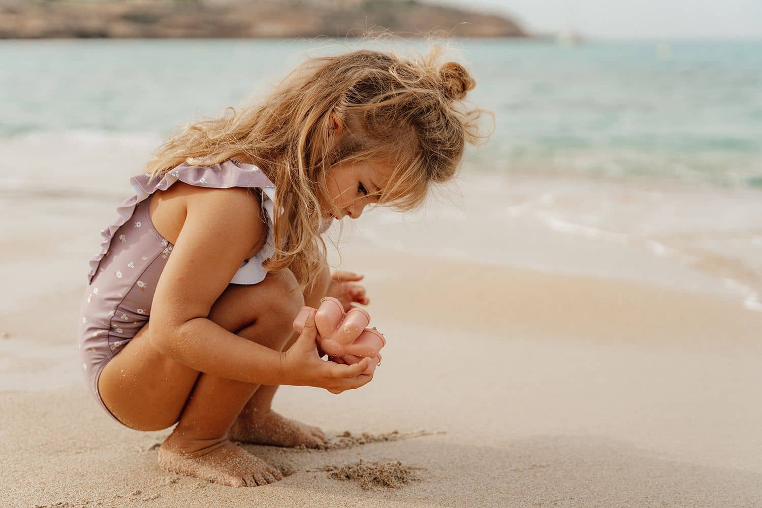 kind spielt mit förmchen am wasser kind spielt mit förmchen am wasser