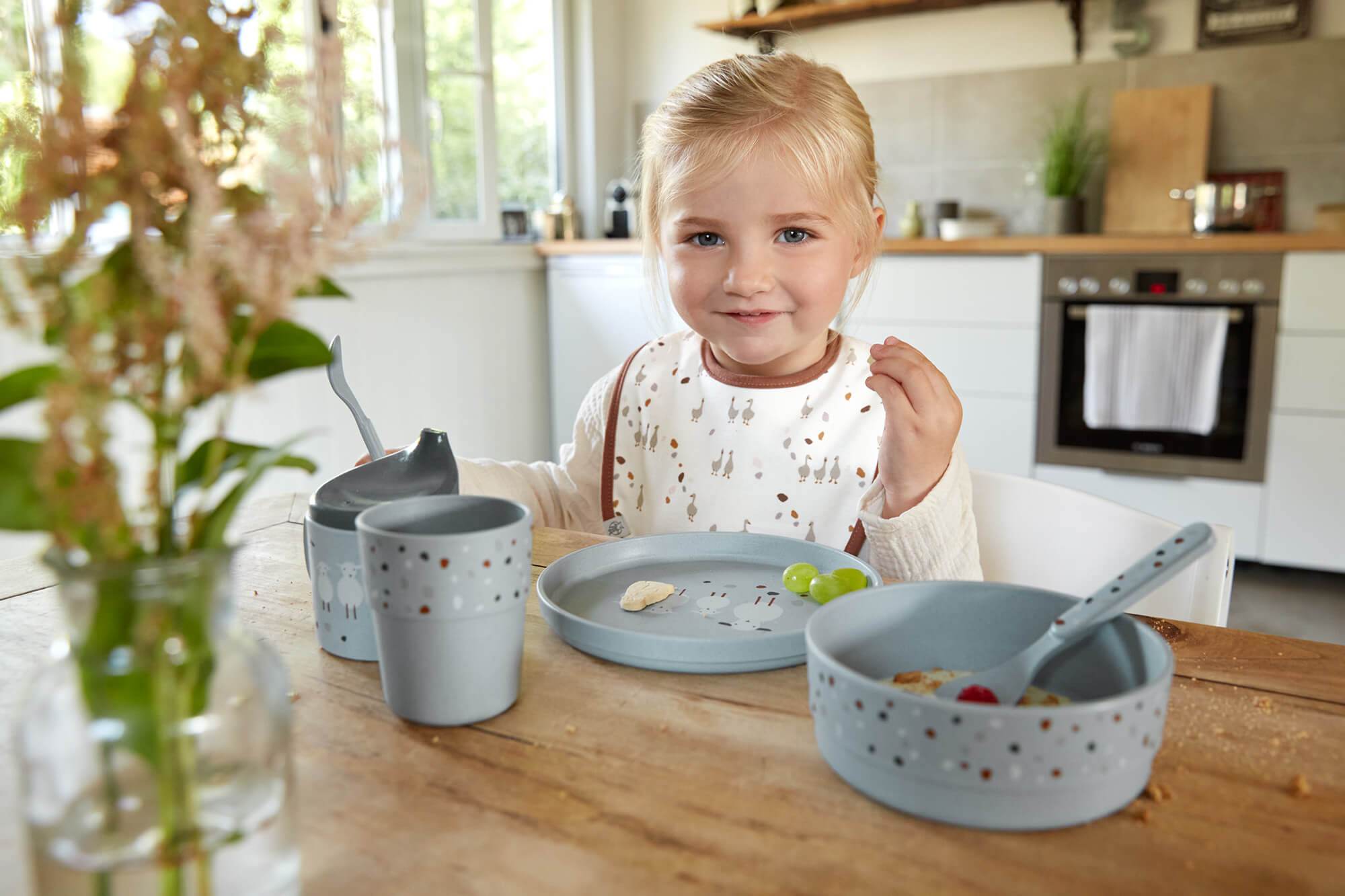 Lässig Kindergeschirr Set (Teller - Schüssel - Becher - Löffel) - Tiny Farmer Sheep/Goose blue Lässig Kindergeschirr Set (Teller - Schüssel - Becher - Löffel) - Tiny Farmer Sheep/Goose blue