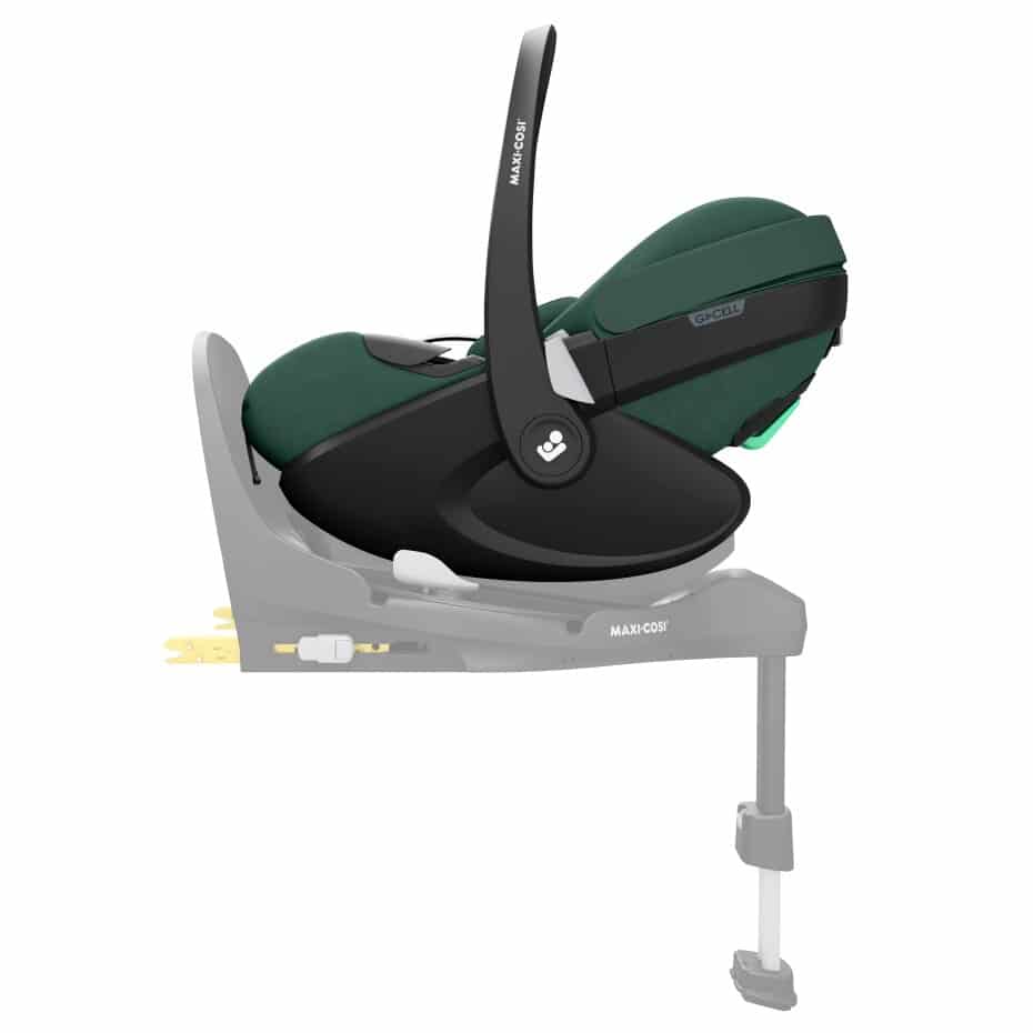 grüne babyschale auf base