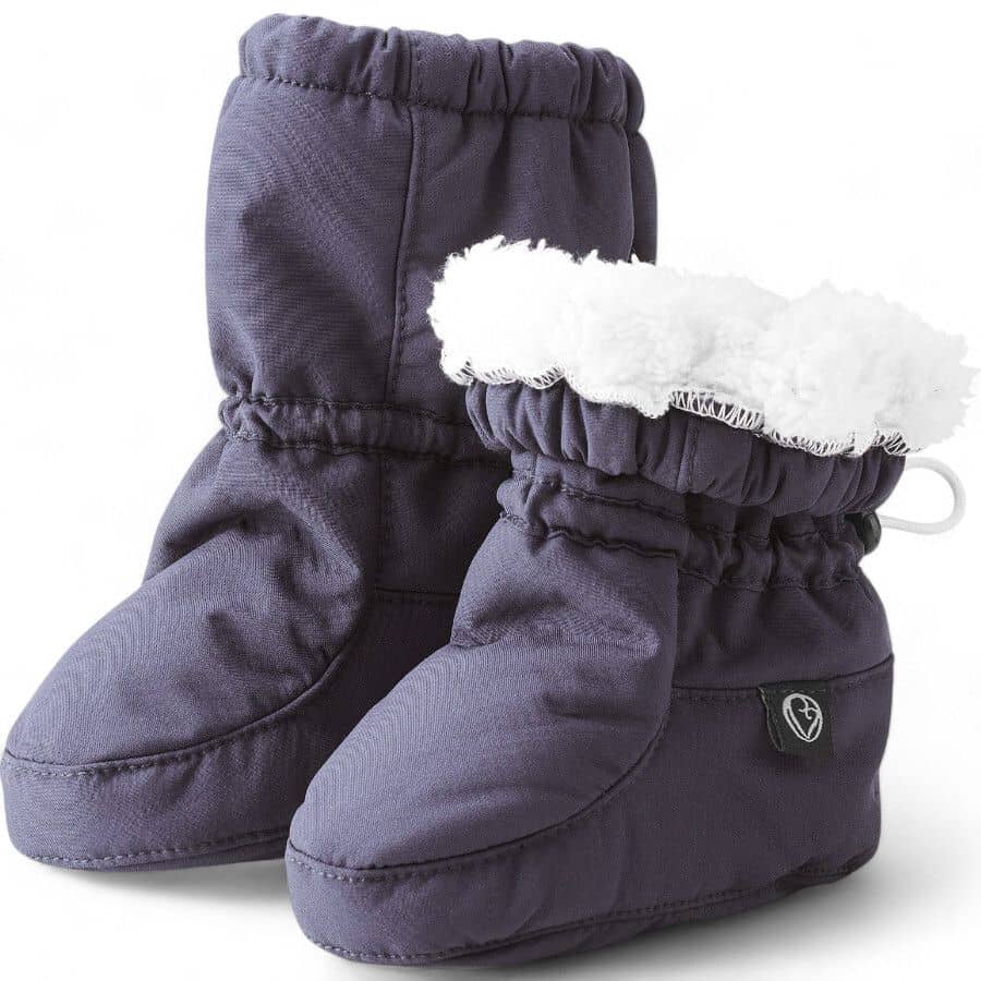 mamalila Cosy Allrounder-Booties Baby Navy – Kuschelig gefütterte Softshell-Booties Navy für Babys (6–12 Monate). Winddicht, wasserabweisend & nachhaltig. Ideal für Trage & Kinderwagen. mamalila Cosy Allrounder-Booties Baby Navy – Kuschelig gefütterte Softshell-Booties Navy für Babys (6–12 Monate). Winddicht, wasserabweisend & nachhaltig. Ideal für Trage & Kinderwagen.
