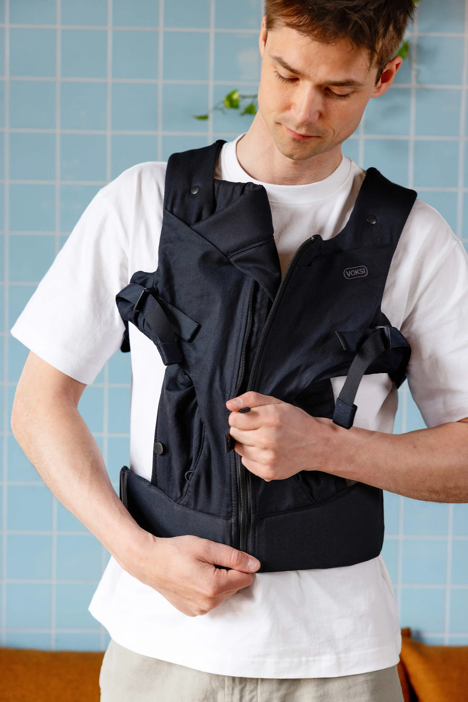 Voksi Huddle Babytrage Black
