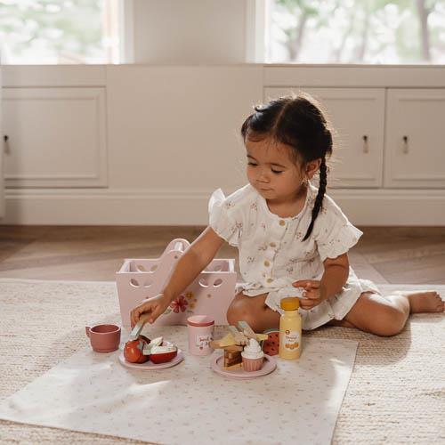 kind packt little dutch picknickkorb aus kind packt little dutch picknickkorb aus