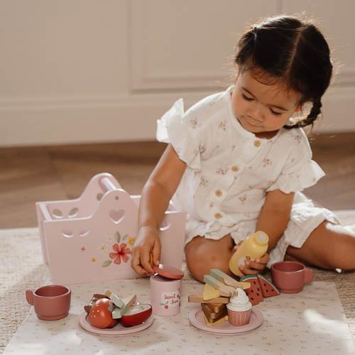 kind spielt mit little dutch picknickkorb kind spielt mit little dutch picknickkorb