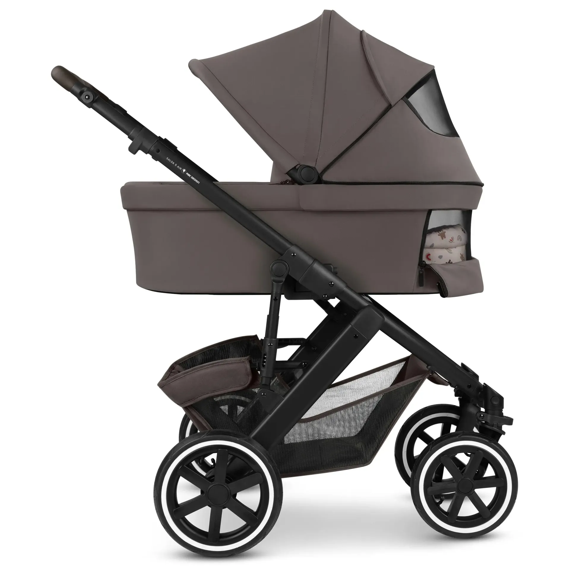 kinderwagen mit geöffneten belüftungslöchern im verdeck und in der babywanne kinderwagen mit geöffneten belüftungslöchern im verdeck und in der babywanne