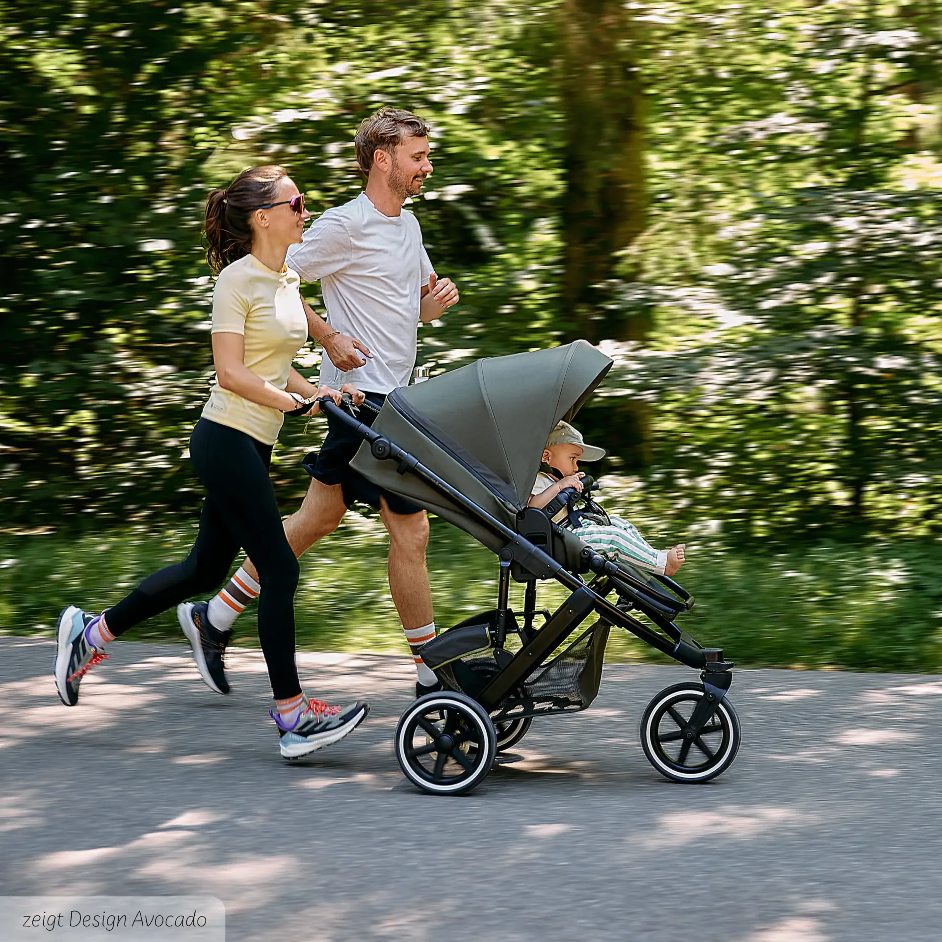 Eltern joggen mit dem buggy Eltern joggen mit dem buggy