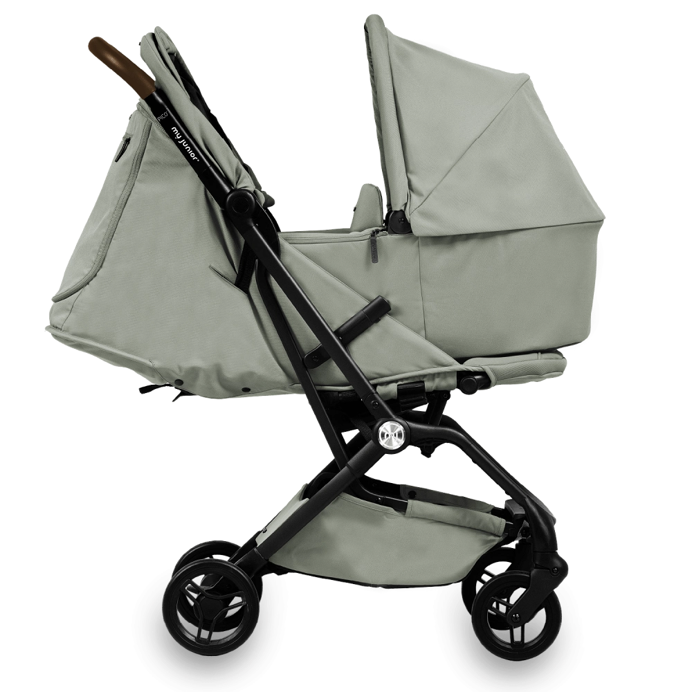 my junior PICO 3 mit Wanne Pistacchio Green – my junior PICO 2 Reisebuggy mit Wanne Pistacchio Green: in einem Element klappbar – auch mit Babywanne. Ab Geburt nutzbar, ergonomisch, UV50+ Schutz & atmungsaktive Matratze. my junior PICO 3 mit Wanne Pistacchio Green – my junior PICO 2 Reisebuggy mit Wanne Pistacchio Green: in einem Element klappbar – auch mit Babywanne. Ab Geburt nutzbar, ergonomisch, UV50+ Schutz & atmungsaktive Matratze.
