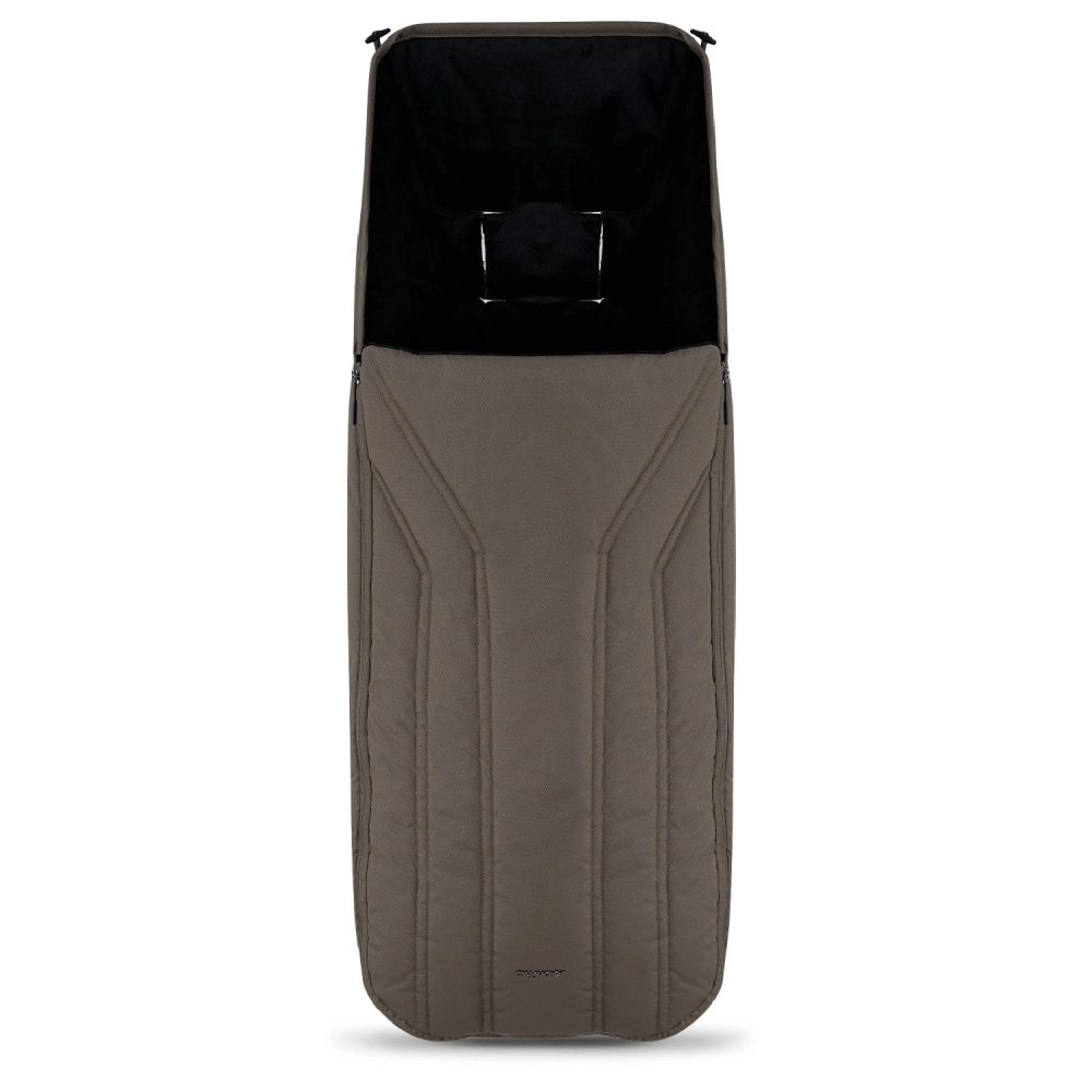 my junior MAVI Fußsack Mocca Brown – Der my junior MAVI Fußsack Mocca Brown hält Dein Baby warm, geschützt und geborgen. Wind- & wasserabweisend, pflegeleicht und ideal für Kinderwagen & Babywanne. my junior MAVI Fußsack Mocca Brown – Der my junior MAVI Fußsack Mocca Brown hält Dein Baby warm, geschützt und geborgen. Wind- & wasserabweisend, pflegeleicht und ideal für Kinderwagen & Babywanne.