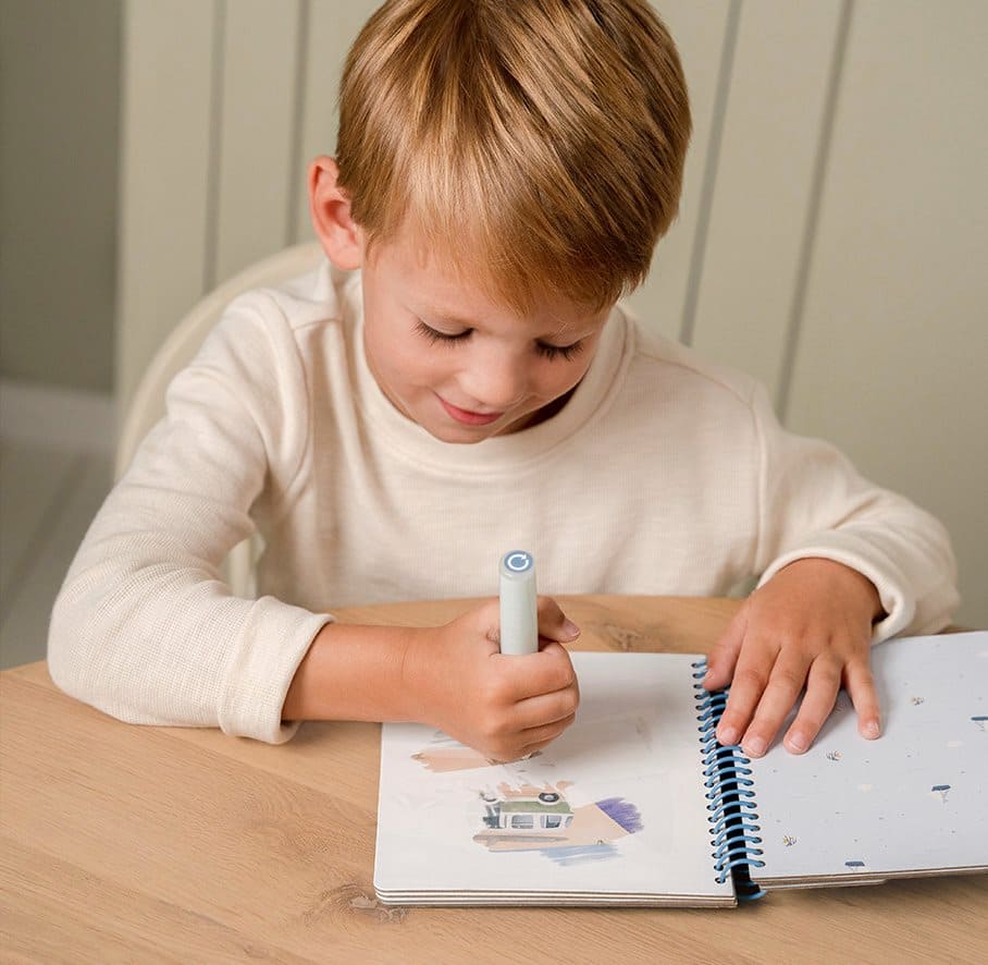 kind malt in little dutch wasserzauberbuch mit wasserstift kind malt in little dutch wasserzauberbuch mit wasserstift