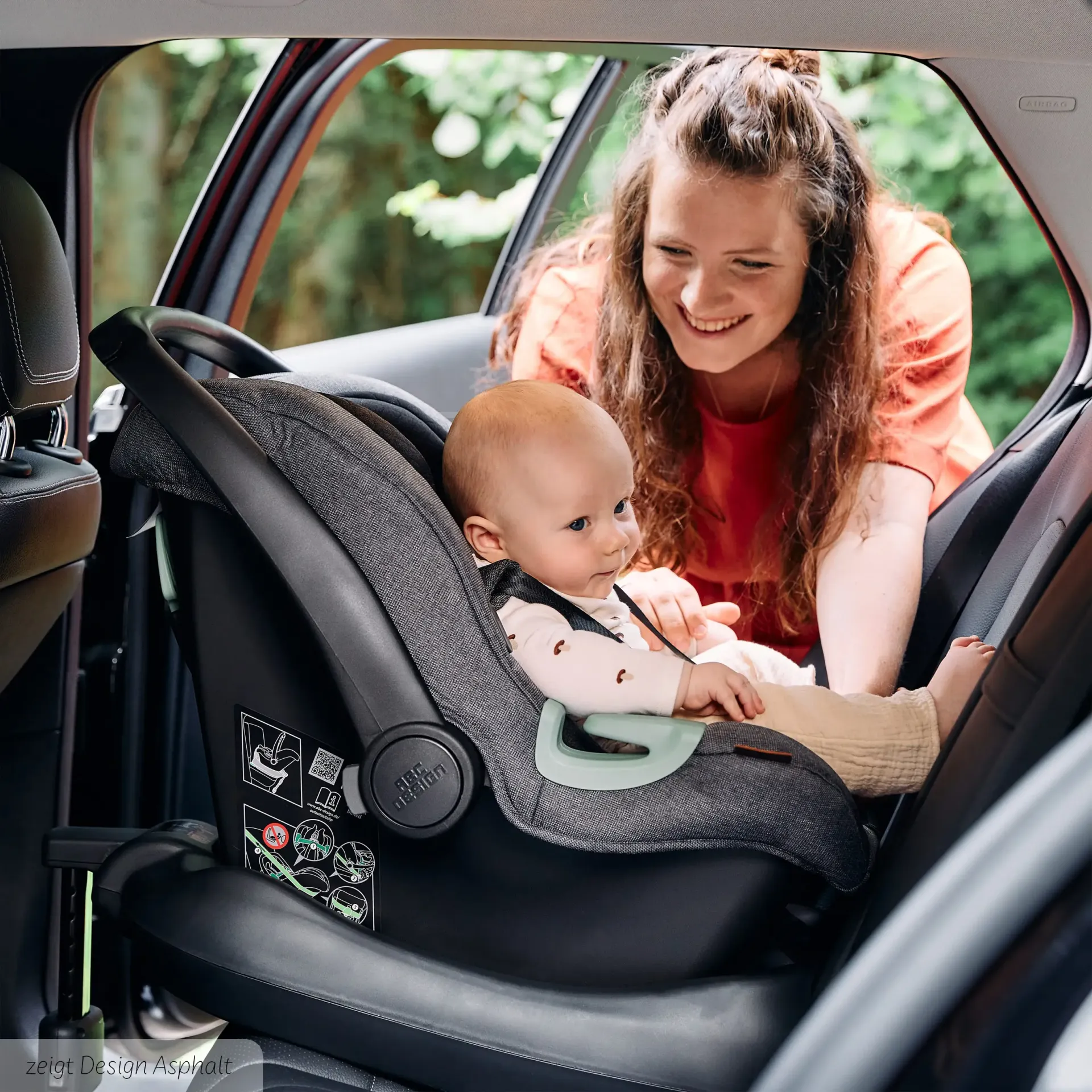 mutter setzt baby in babyschale mutter setzt baby in babyschale