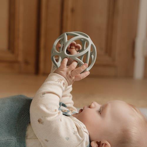 baby spielt mit olive grünen little dutch greifball baby spielt mit olive grünen little dutch greifball