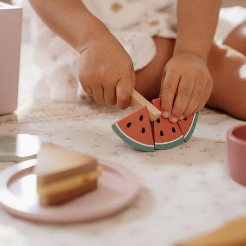 kind schneidet holzmelone kind schneidet holzmelone