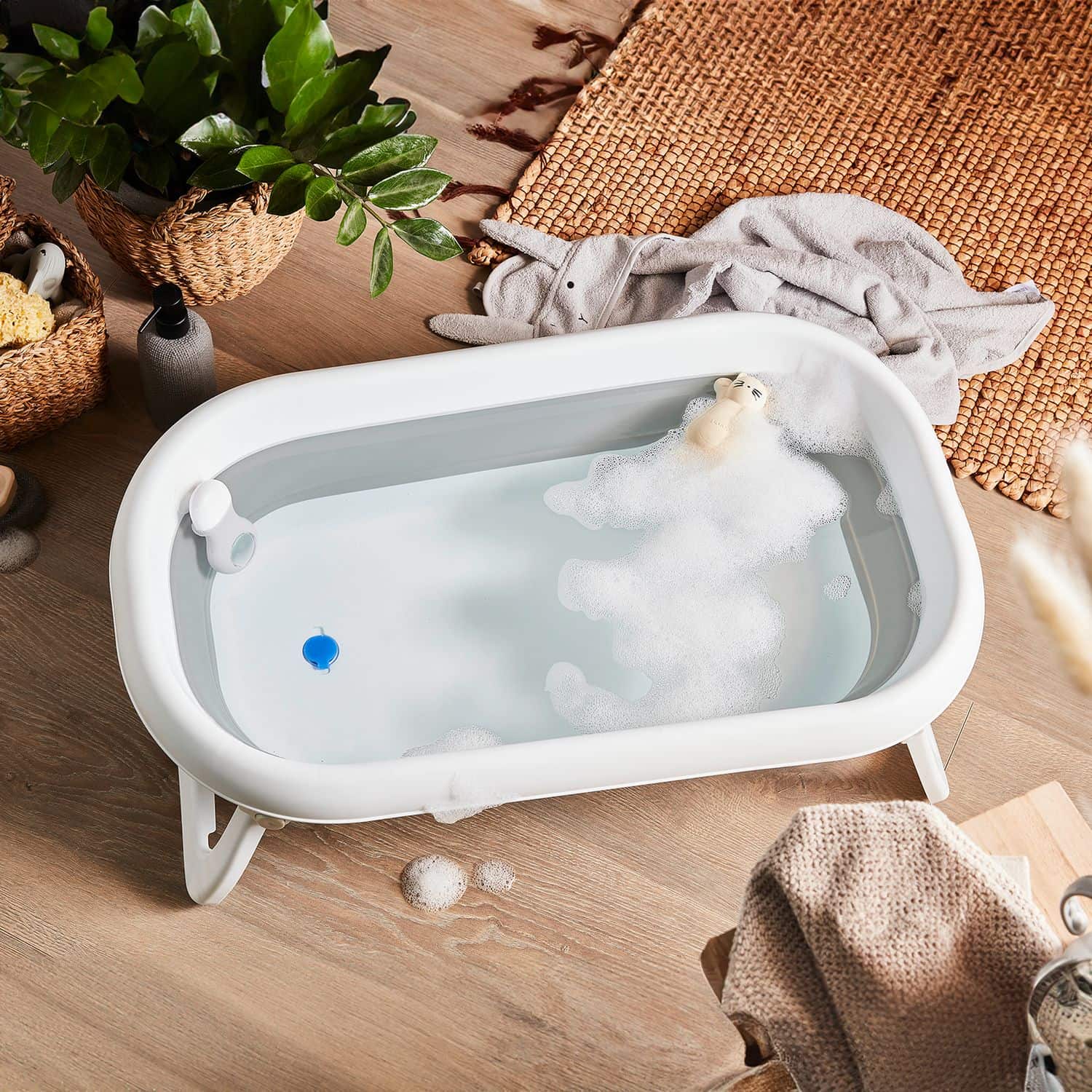 grau weiße babybadewanne von oben mit wasser gefüllt grau weiße babybadewanne von oben mit wasser gefüllt