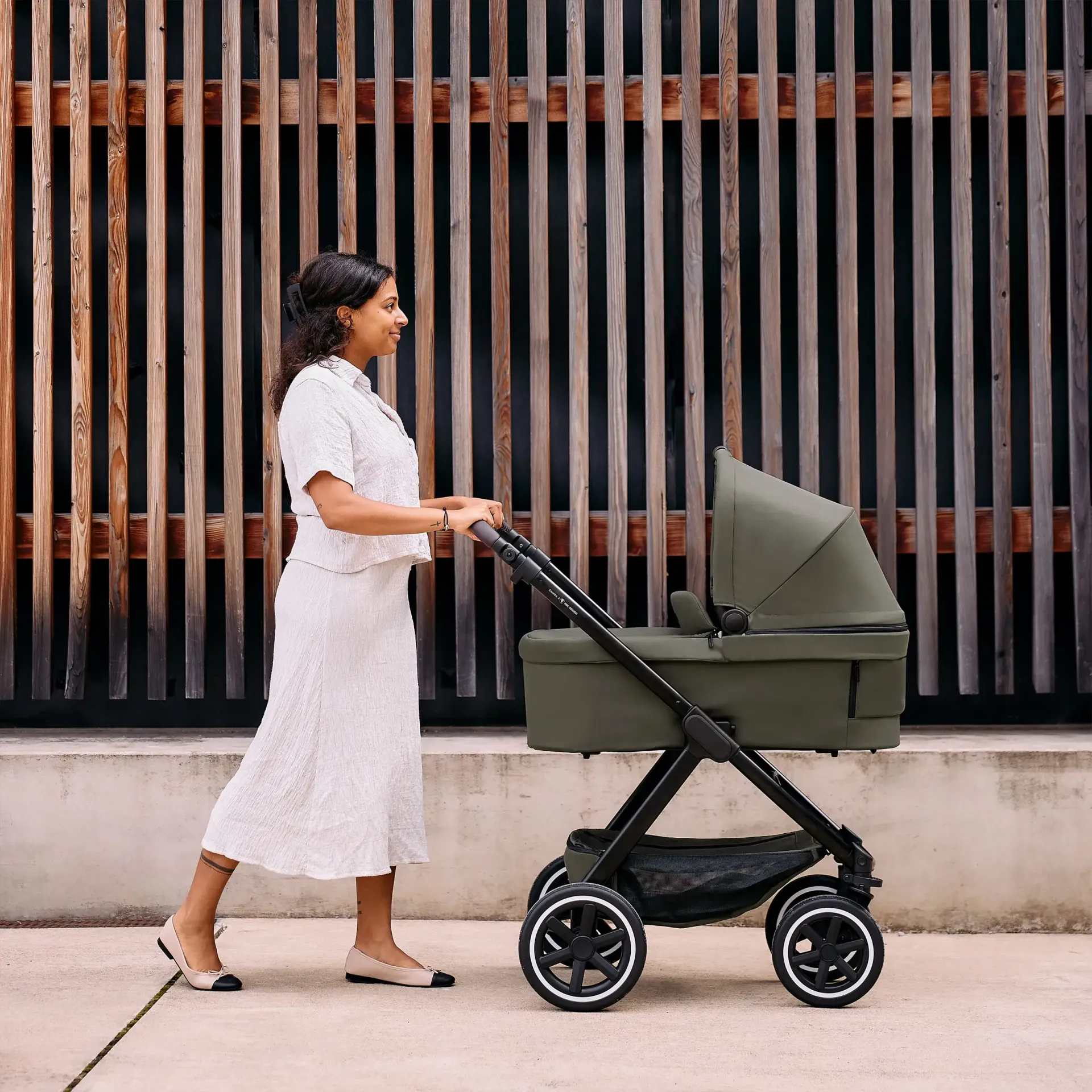 frau geht mit kinderwagen spazieren frau geht mit kinderwagen spazieren