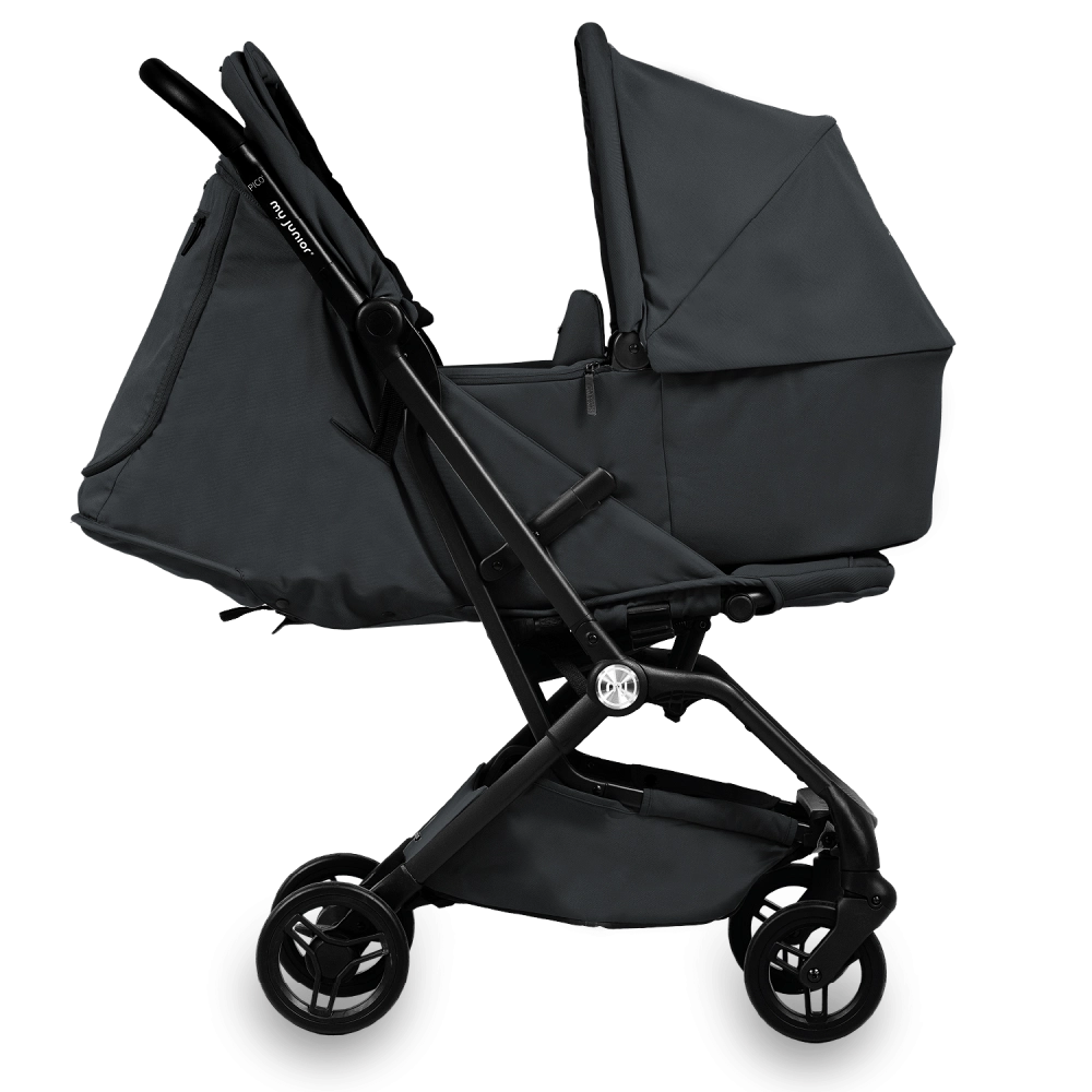my junior PICO 3 mit Wanne Black Night – my junior PICO 2 Reisebuggy mit Wanne Black Night: in einem Element klappbar – auch mit Babywanne. Ab Geburt nutzbar, ergonomisch, UV50+ Schutz & atmungsaktive Matratze. my junior PICO 3 mit Wanne Black Night – my junior PICO 2 Reisebuggy mit Wanne Black Night: in einem Element klappbar – auch mit Babywanne. Ab Geburt nutzbar, ergonomisch, UV50+ Schutz & atmungsaktive Matratze.