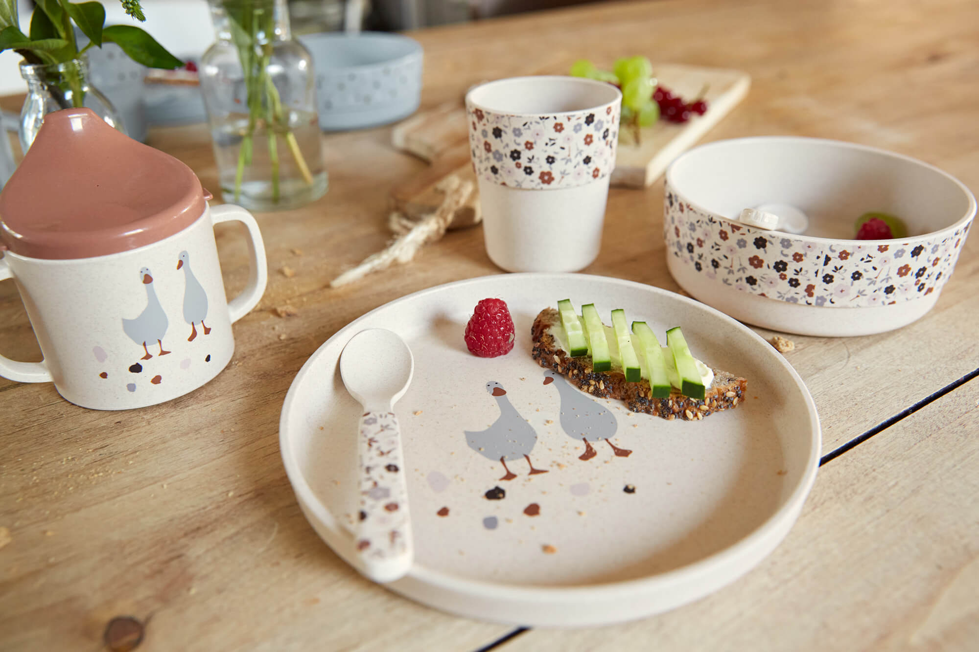 Lässig Kindergeschirr Set (Teller - Schüssel - Becher - Löffel) - Tiny Farmer Sheep/Goose nature Lässig Kindergeschirr Set (Teller - Schüssel - Becher - Löffel) - Tiny Farmer Sheep/Goose nature