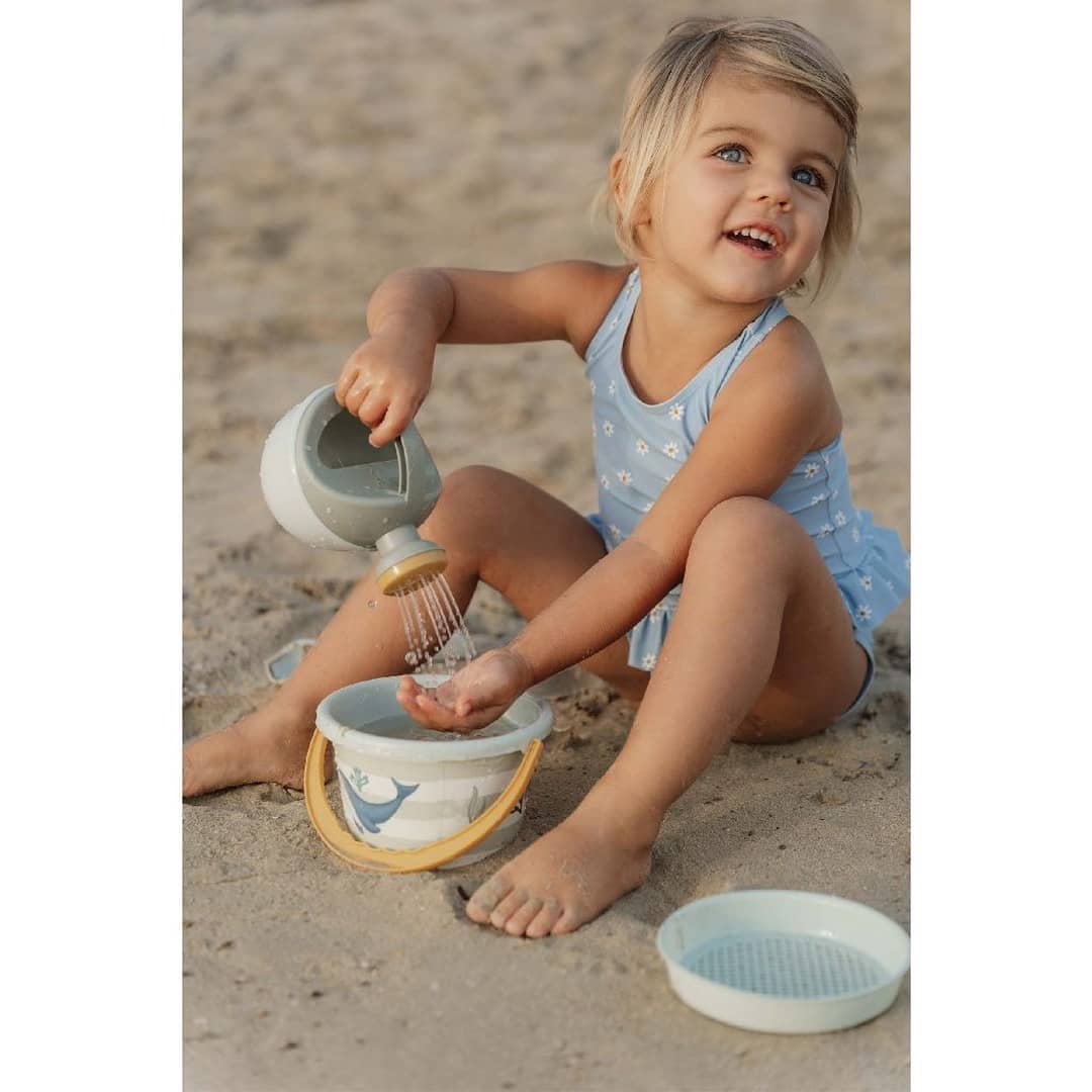 kind spielt mit sandspielzeug am strand kind spielt mit sandspielzeug am strand