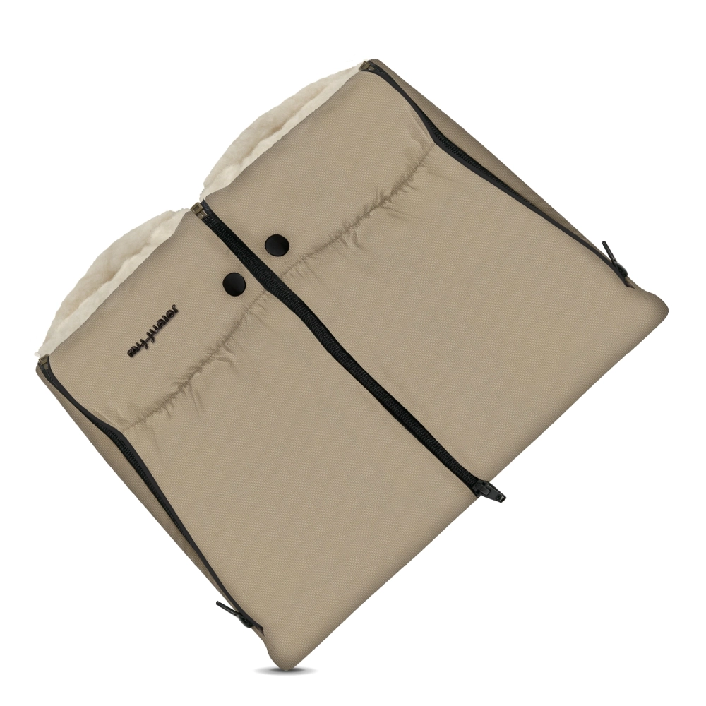 my junior ThermoWool Handmuff Naptime Latte – Entdecke die my junior Handmuffs aus 100 % Schurwolle: kuschelig warm, winddicht, atmungsaktiv und passend für alle Kinderwagenmodelle. Für warme Winterspaziergänge. my junior ThermoWool Handmuff Naptime Latte – Entdecke die my junior Handmuffs aus 100 % Schurwolle: kuschelig warm, winddicht, atmungsaktiv und passend für alle Kinderwagenmodelle. Für warme Winterspaziergänge.