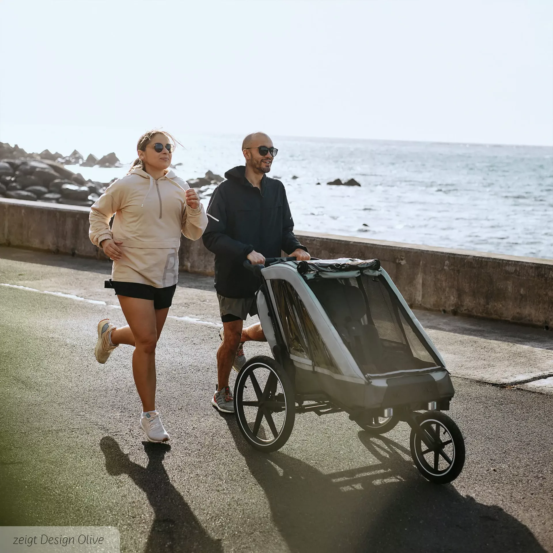 2 personen joggen mit anhänger am meer 2 personen joggen mit anhänger am meer