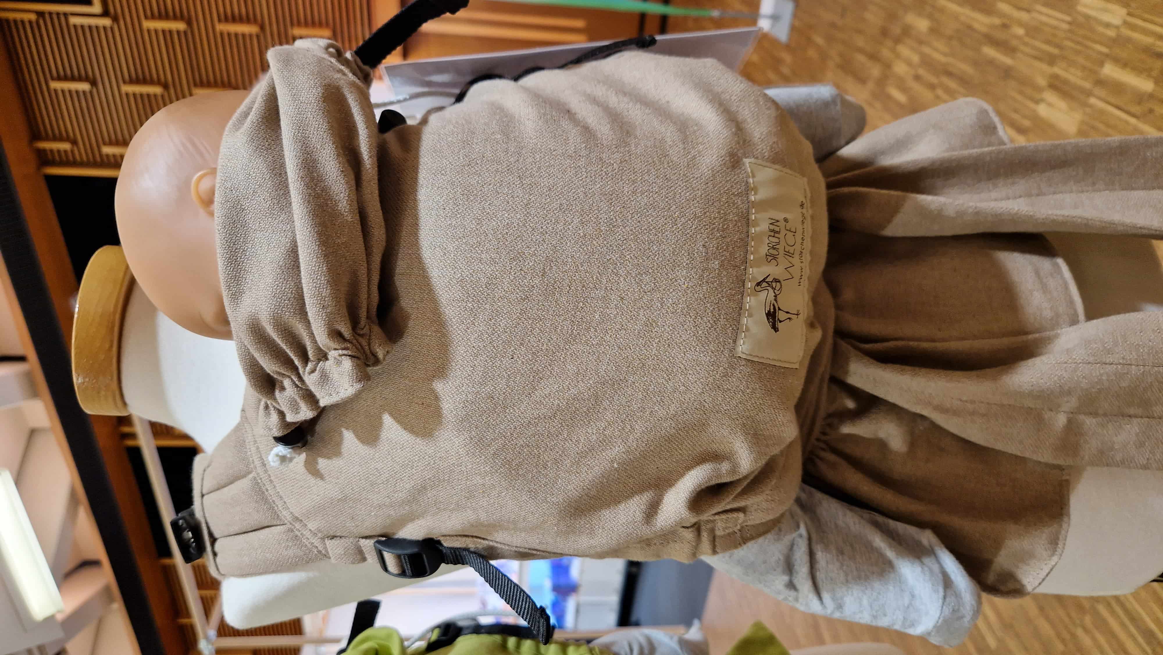 beige bauchtrage mit puppe auf schaufensterpuppe gebunden beige bauchtrage mit puppe auf schaufensterpuppe gebunden