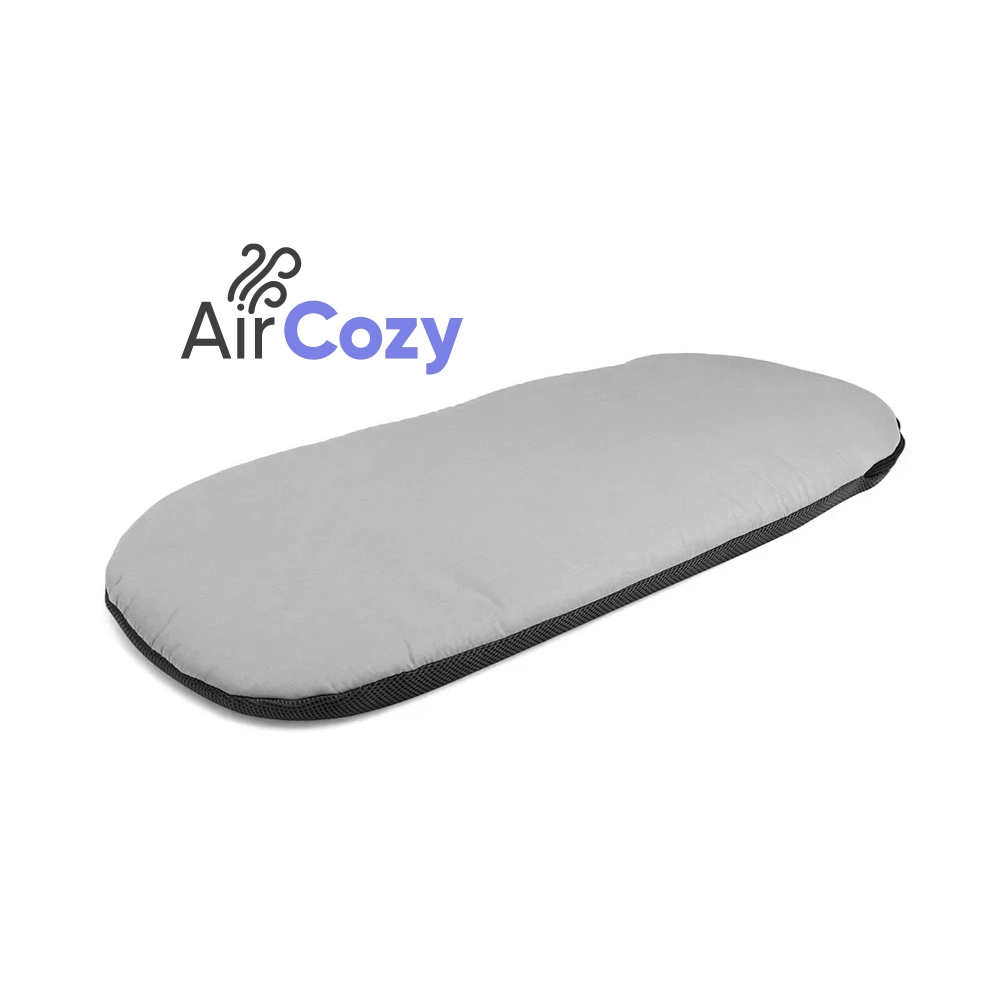 my junior AirCozy Komfort Matratze – Entdecke die my junior AirCozy Komfort Matratze mit 3D Mesh für Sommerfrische, Schafswolle für Winterwärme und 100 % Bio Baumwolle für natürlichen Schlafkomfort. my junior AirCozy Komfort Matratze – Entdecke die my junior AirCozy Komfort Matratze mit 3D Mesh für Sommerfrische, Schafswolle für Winterwärme und 100 % Bio Baumwolle für natürlichen Schlafkomfort.