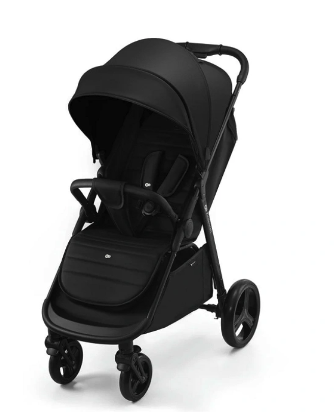 Kinderkraft Buggy RINE schwarz – Der Kinderkraft RINE-Buggy in schwarz begleitet dein Kind ab Geburt bis 22 kg. Mit Einhand-Faltung, stoßgedämpften Rädern & UPF50+ Verdeck, ideal für Alltag & Reisen.