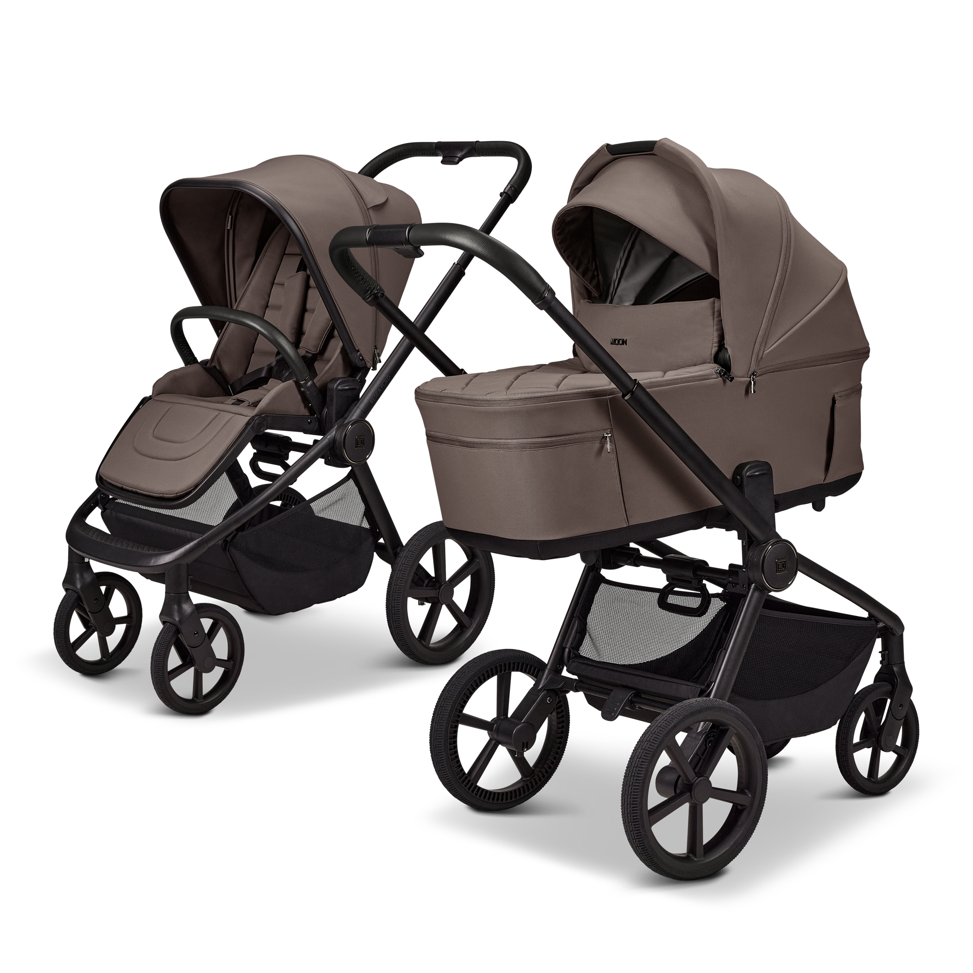 Moon RESEA Fold Kombikinderwagen Graphite – Der 2in1 Kombikinderwagen Moon RESEA Fold Graphite lässt sich inkl. Babywanne zusammenfalten. Weltpremiere für maximale Flexibilität, Komfort & Design. Moon RESEA Fold Kombikinderwagen Graphite – Der 2in1 Kombikinderwagen Moon RESEA Fold Graphite lässt sich inkl. Babywanne zusammenfalten. Weltpremiere für maximale Flexibilität, Komfort & Design.